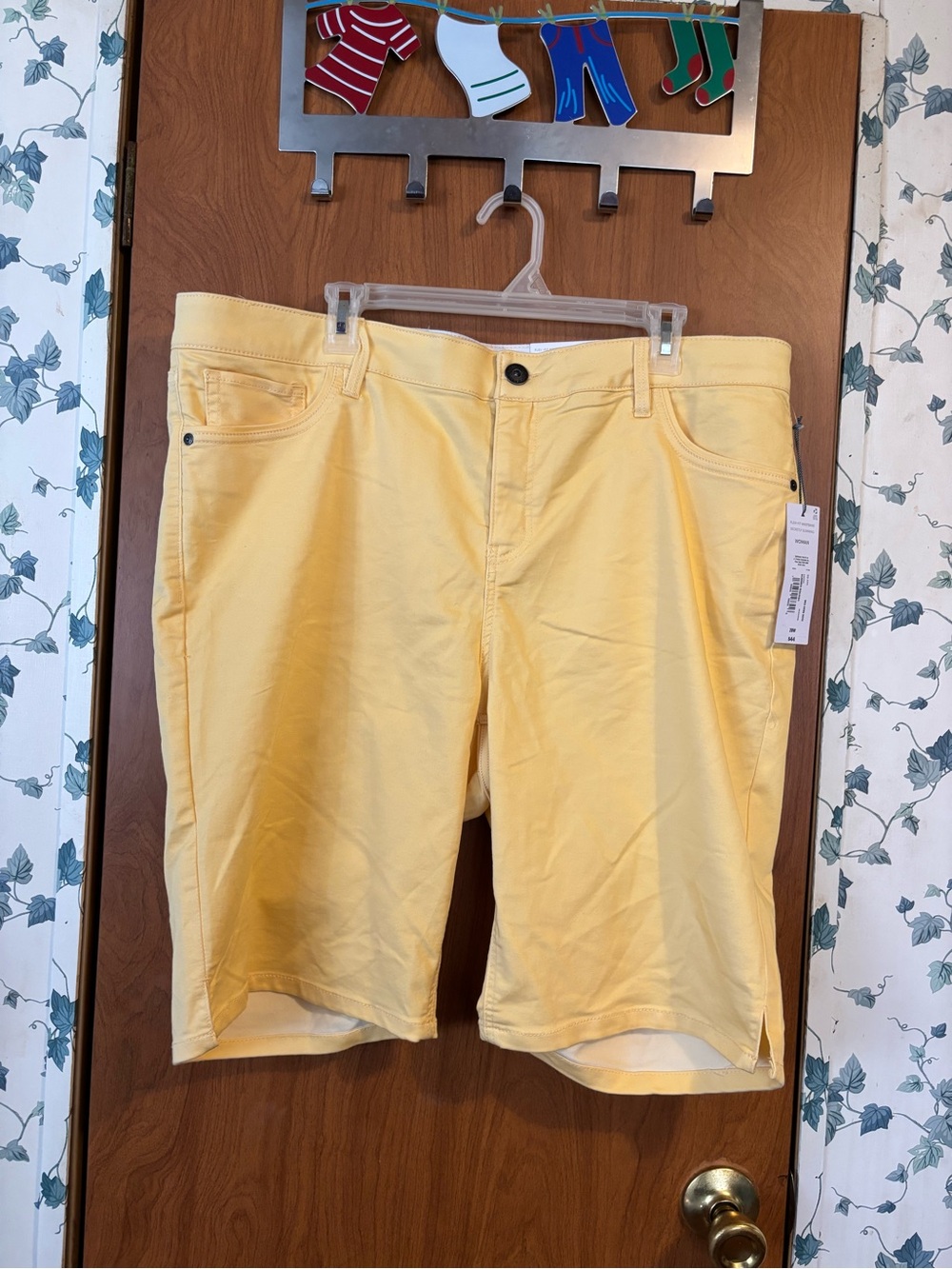 c-1 Liz Claiborne Light Yellow Casual Shorts